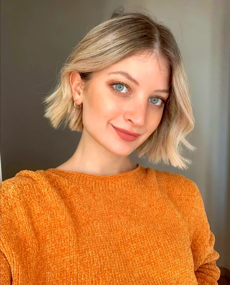 idee de coupe carre destructure court femme blonde pull orange