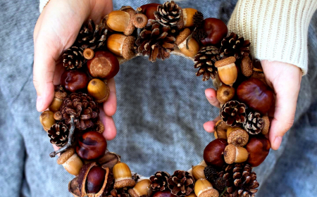 idee de couronne avec des marrons et pommes de pins