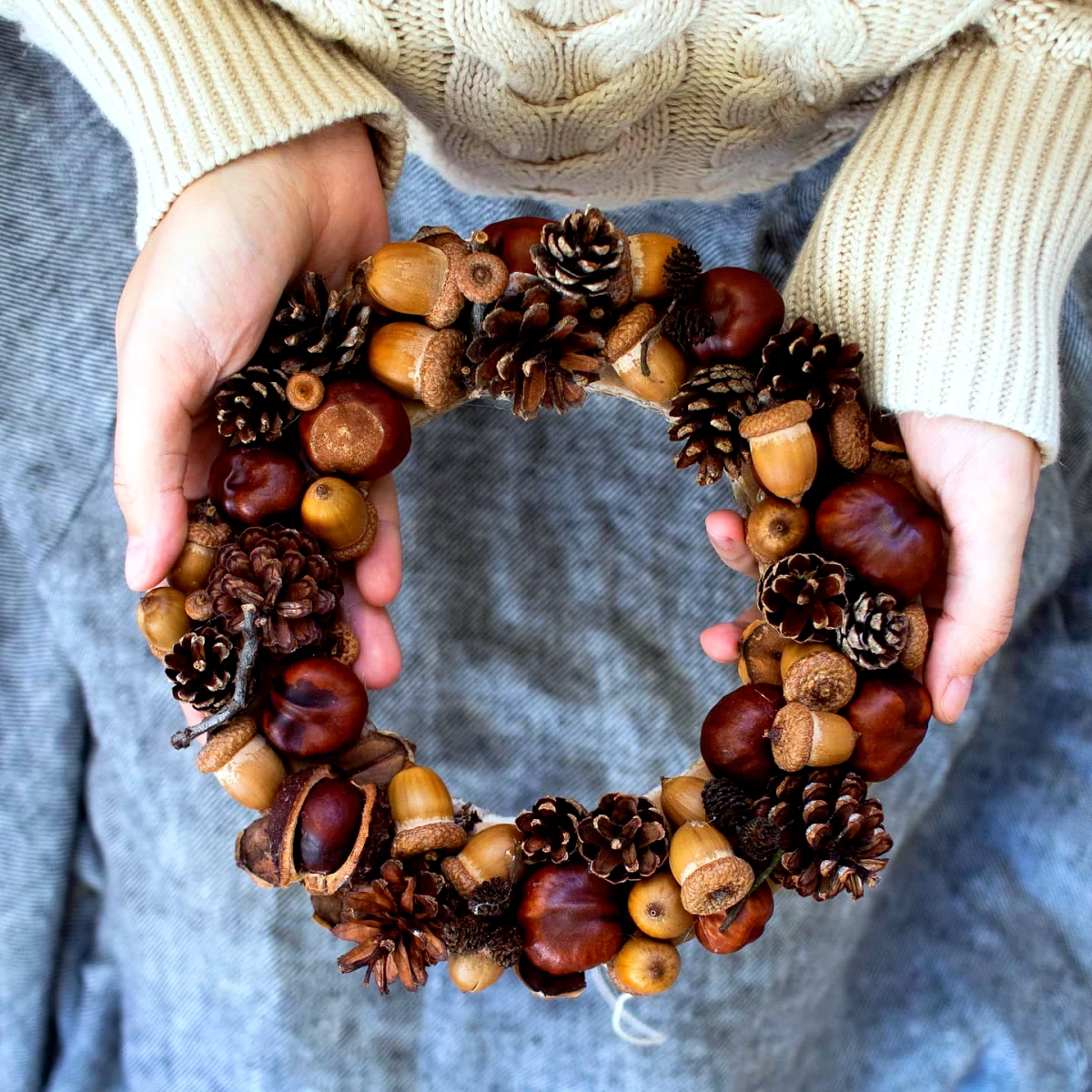 idee de couronne avec des marrons et pommes de pins