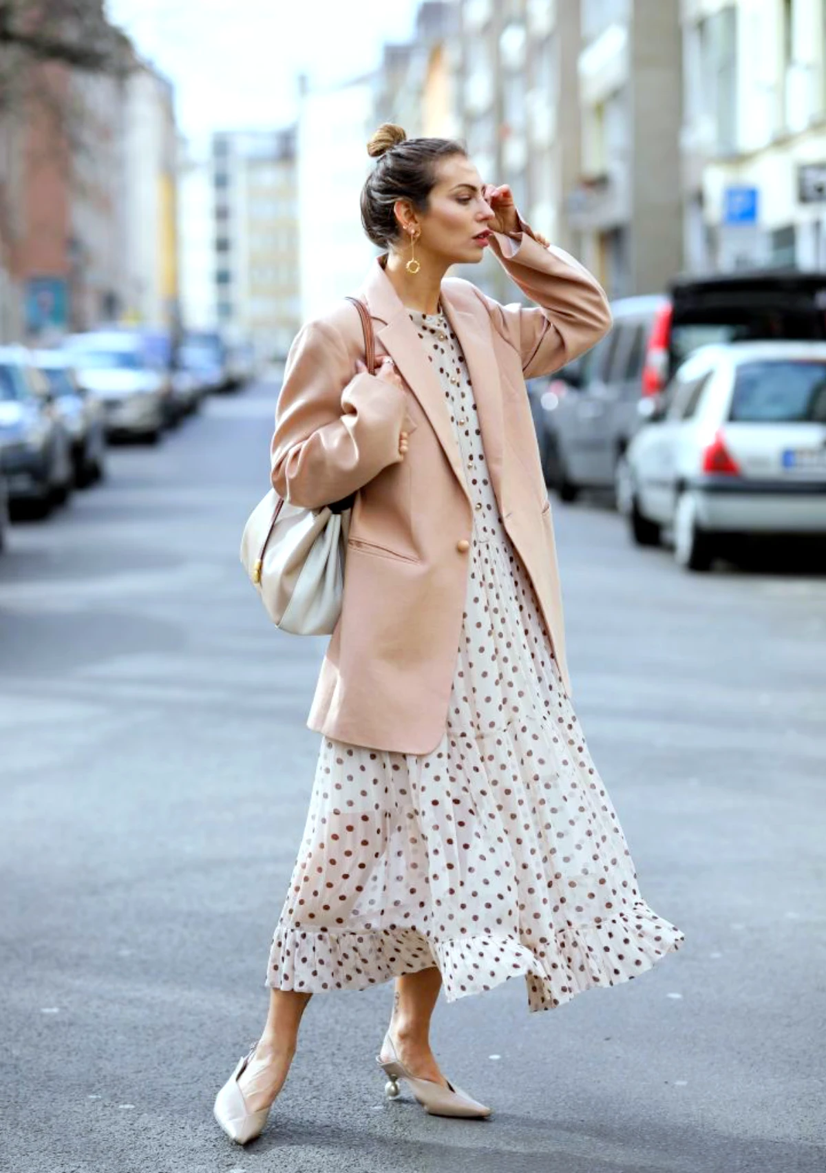 idee de look chic avec une robe et une veste de blazer