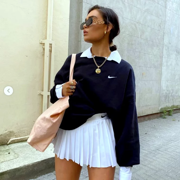 idee de look sport chic avec une jupe de tennis pull nike