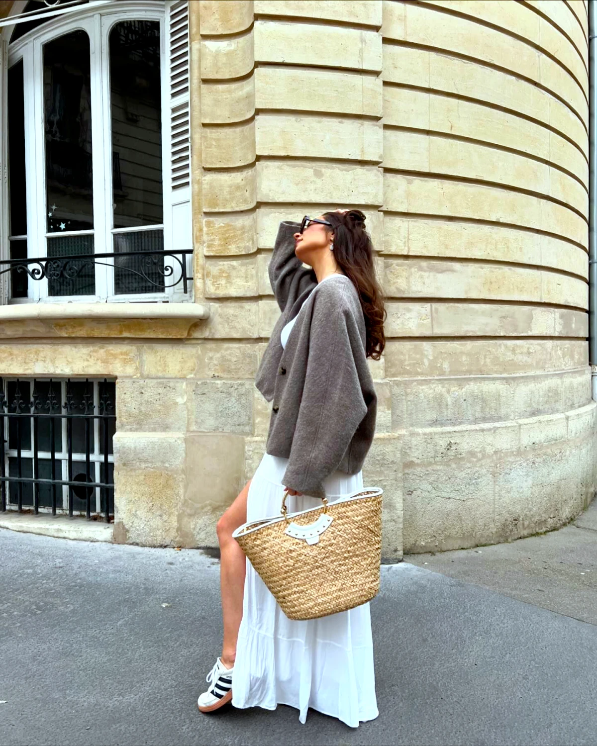 idee de veste large avec une robe blanche fendue baskets blanches