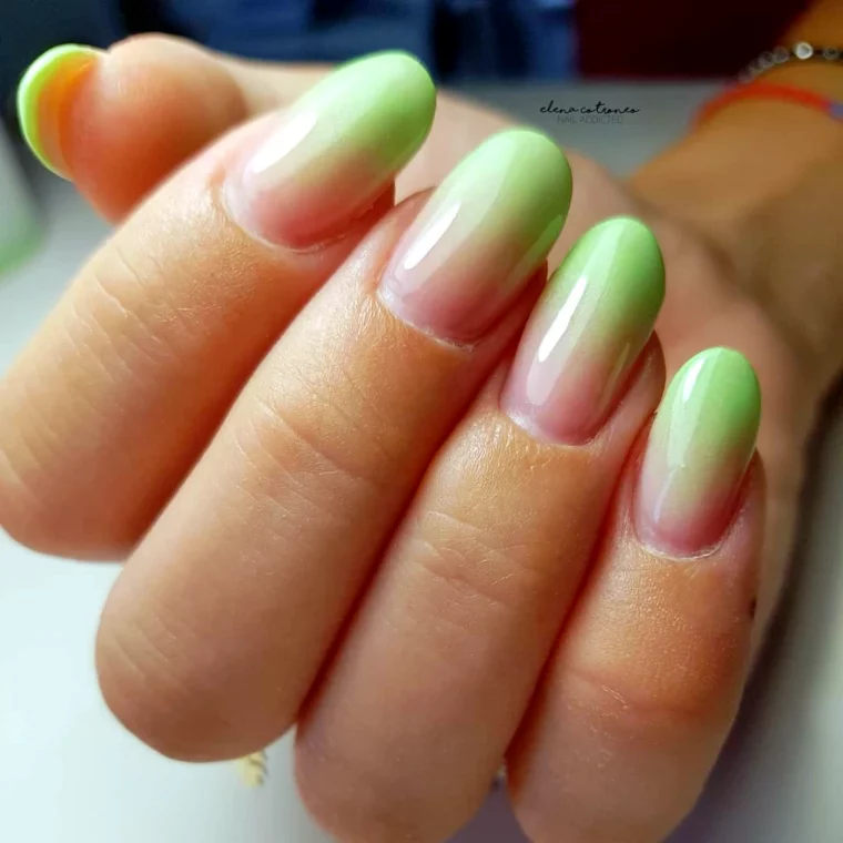 idees d ongles baby boomer degrade en blanc et vert