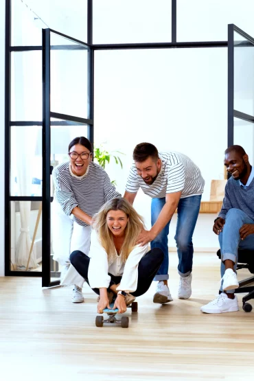 idees originales pour un team building femme sur un skate board dans le bureau