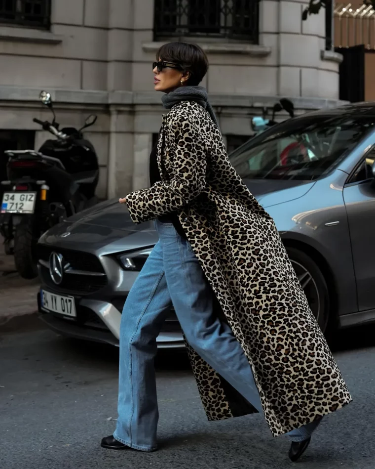 jeans baggy bleus manteau tendance imprime leopard chapeau