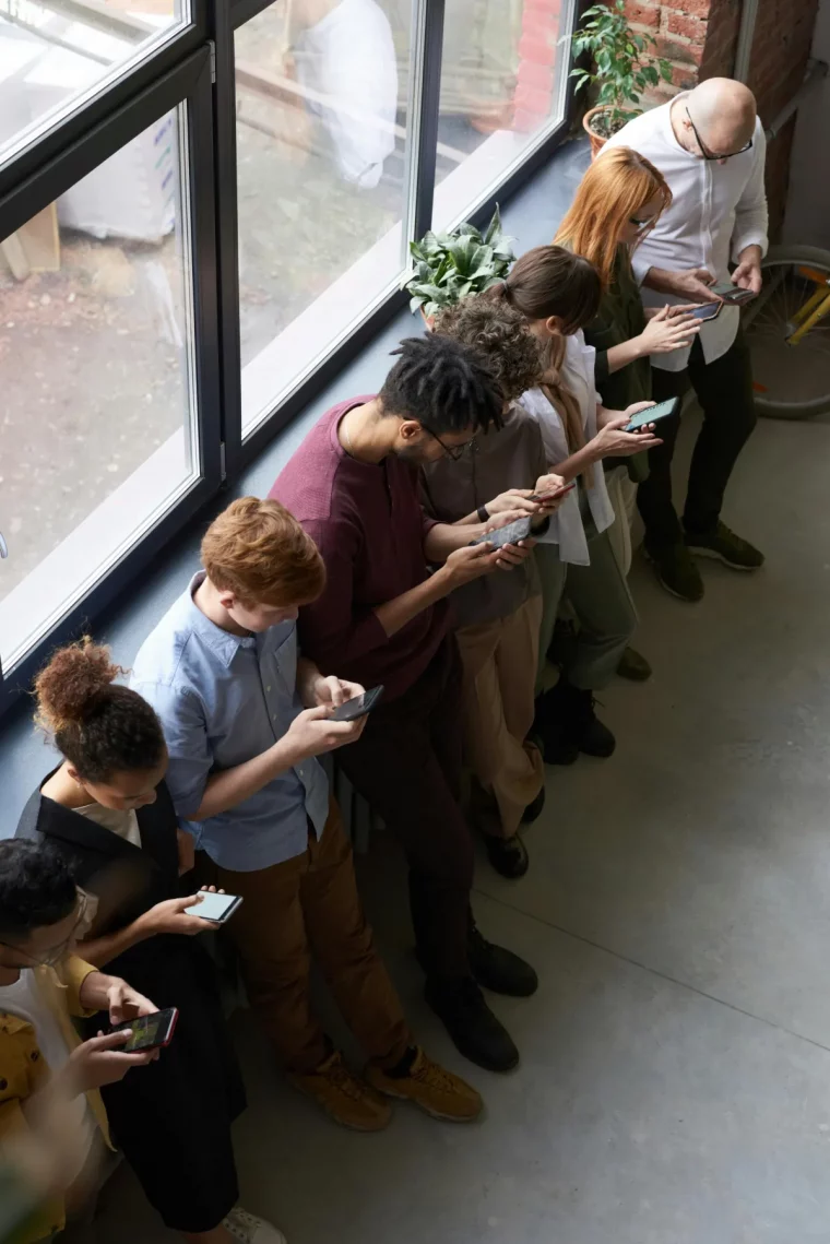 jeunes femmes et garcons qui regardent ces portables