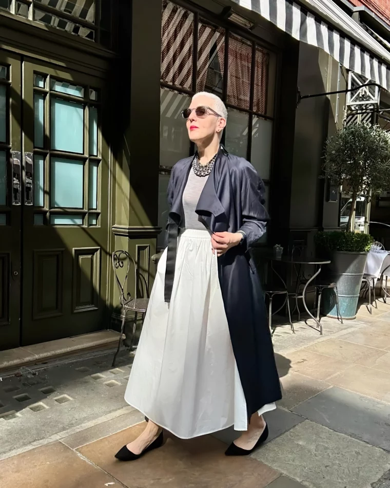 jupe blanche maxi blouse grise collier manteau bleu marine