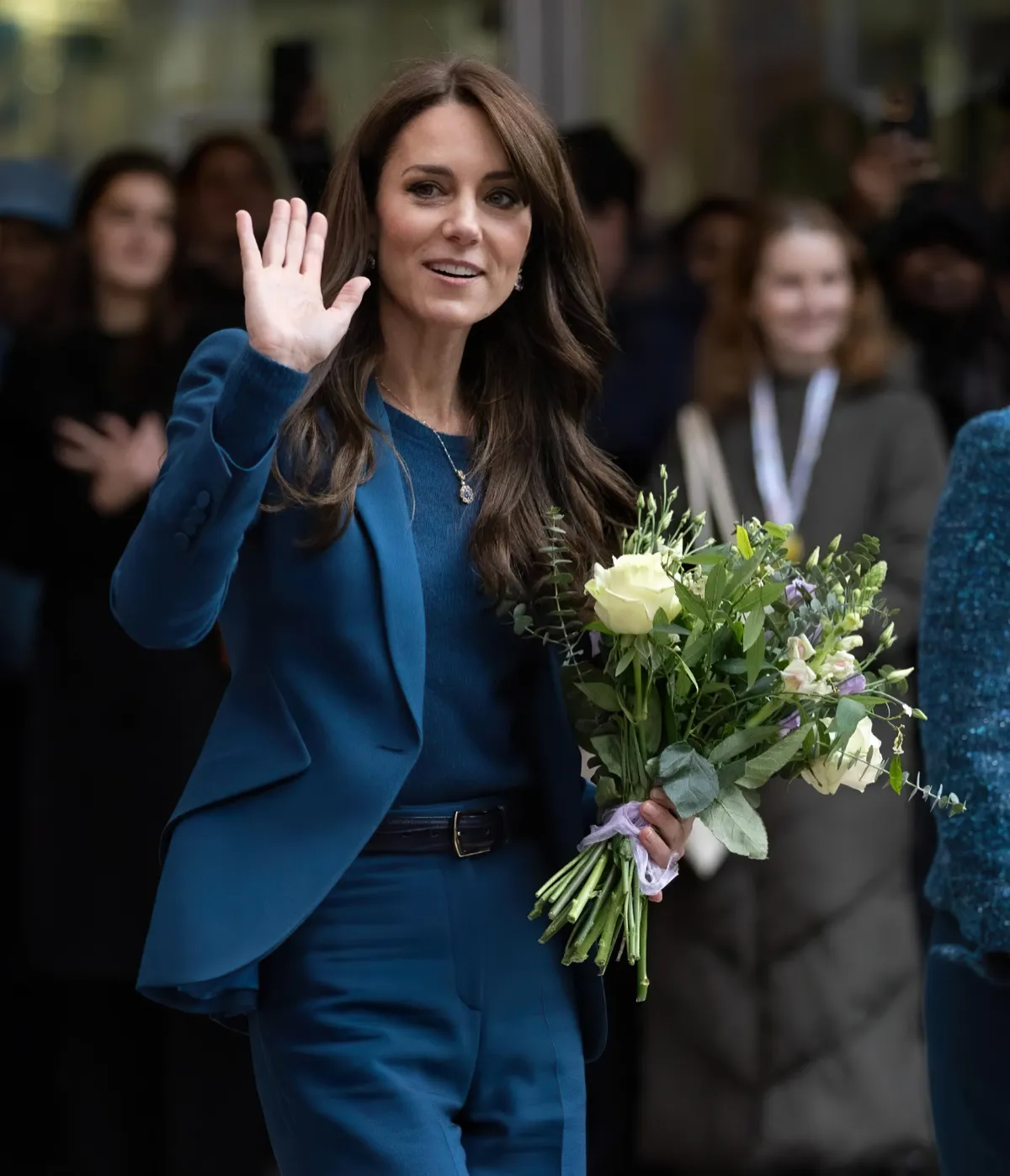 kate middleton en tailleur pantalon bleu marie top assorti