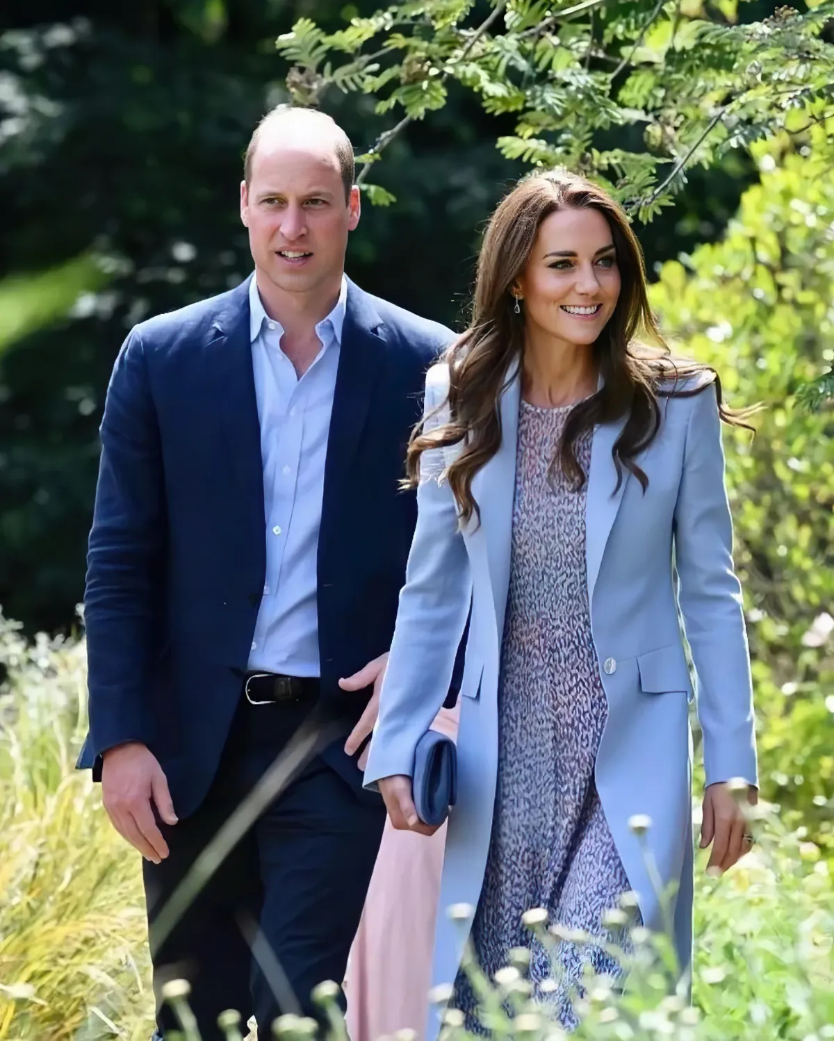 kate middleton et son epoux en tenues bleus robe fleurie manteau