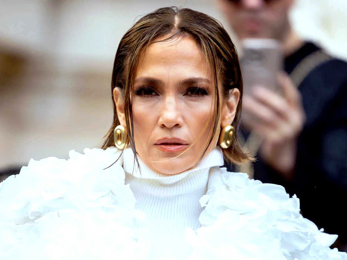 le carre degarde de jeniffer lopez coiffure tendance 2024