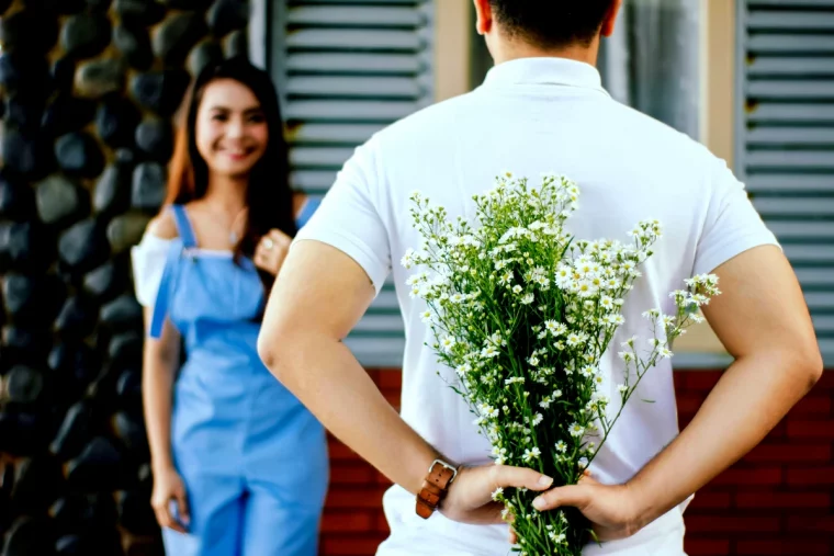 les 8 signes du coup de foudre chez l homme un mec qui tient un bouquet de fleur