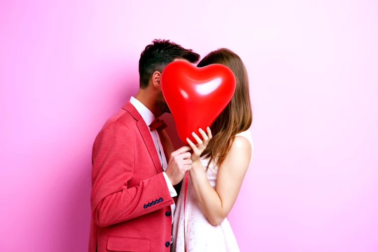 les signes de l amour chez un homme couple avec un coeur rouge au milieu