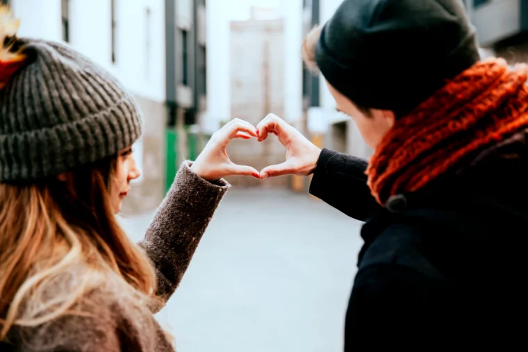 les signes qu'un mec est en train de tomber amoureux couples qui fait un coeur avec les mains