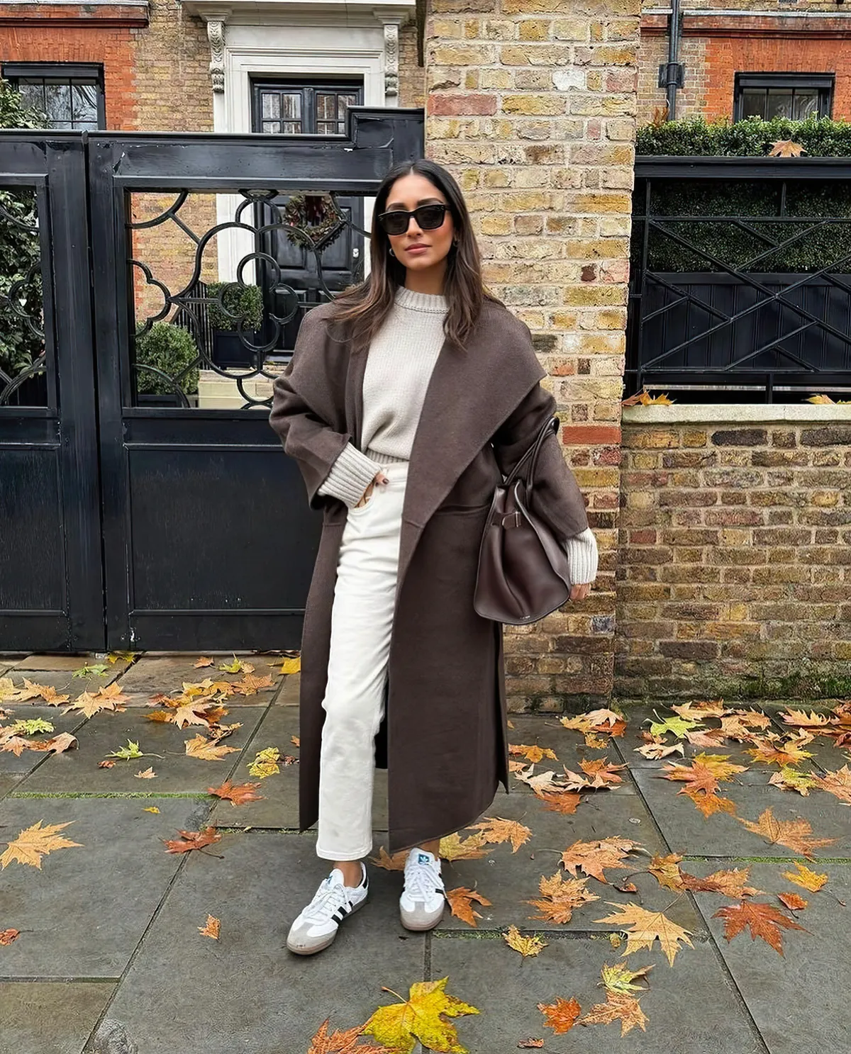 look automne 2024 en blanc casse et chocolat manteau et baskets