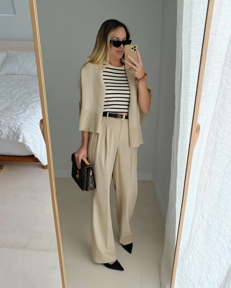 look automne 2024 pantalon et pull sir les epaules beiges top a rayures