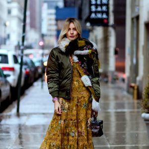 look d automne moderne avec une robe longue et une veste courte femme dans la rue