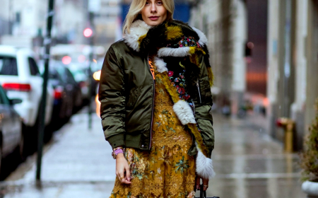 look d automne moderne avec une robe longue et une veste courte femme dans la rue