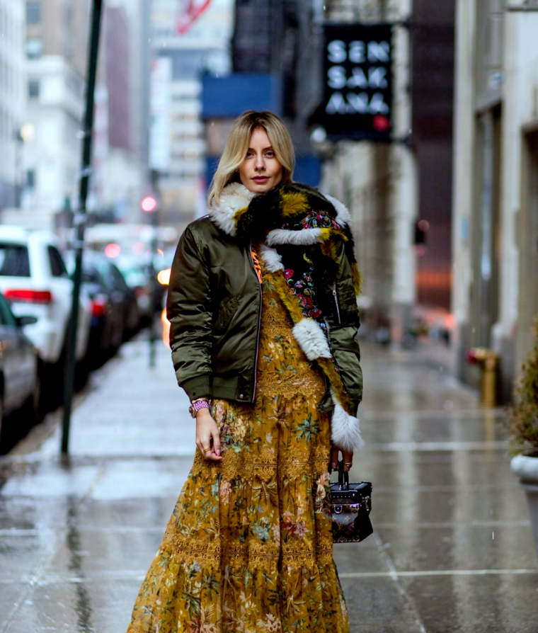 look d automne moderne avec une robe longue et une veste courte femme dans la rue