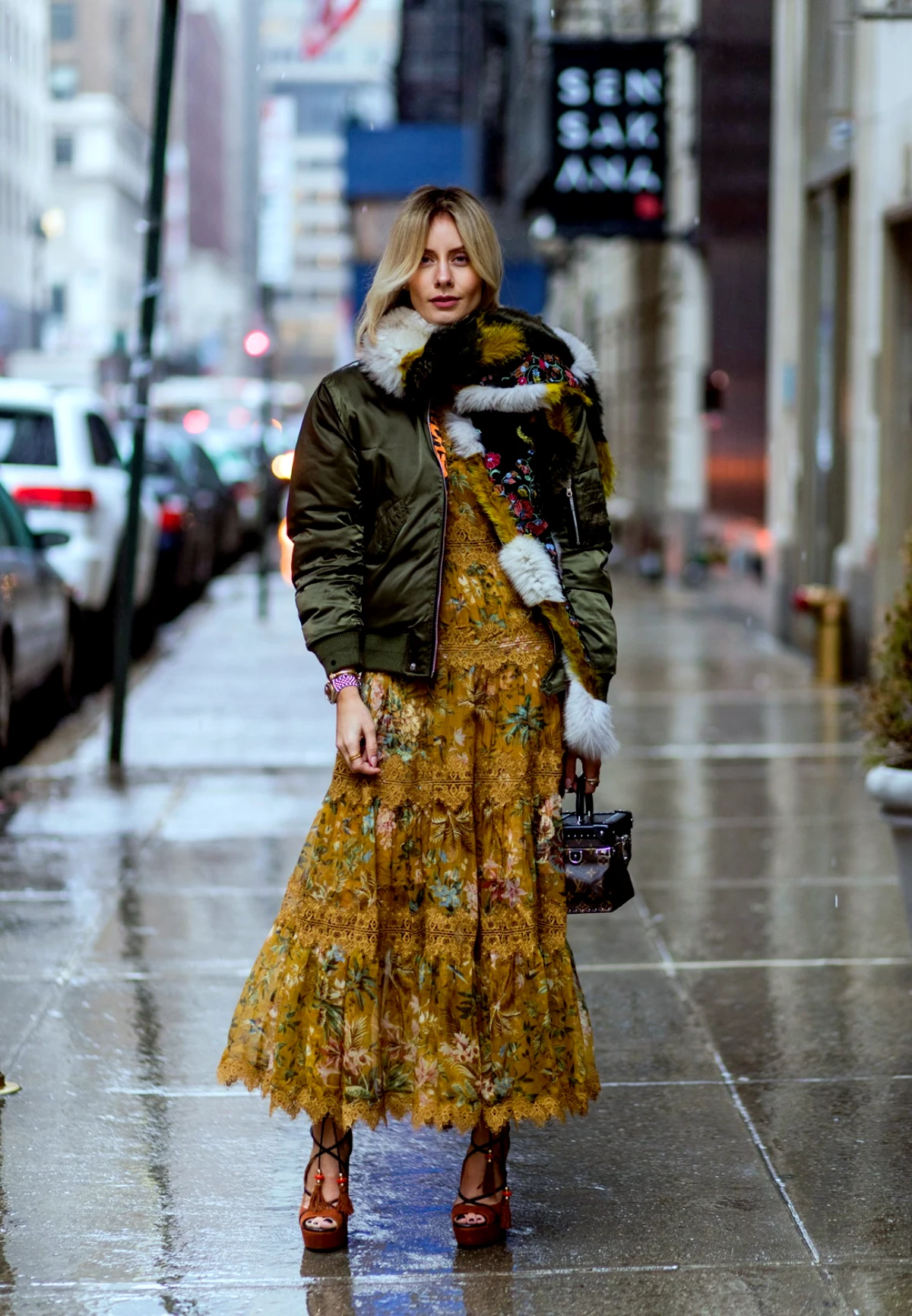 look d automne moderne avec une robe longue et une veste courte femme dans la rue