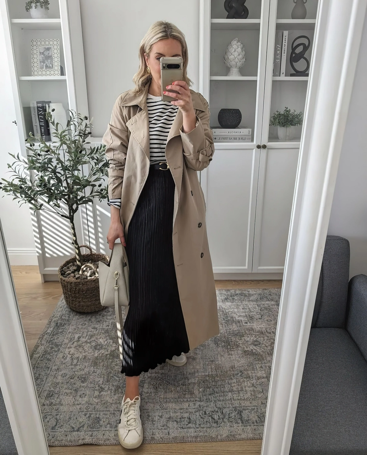 look jupe longue noire trench beige blouse rayures blanc et noir