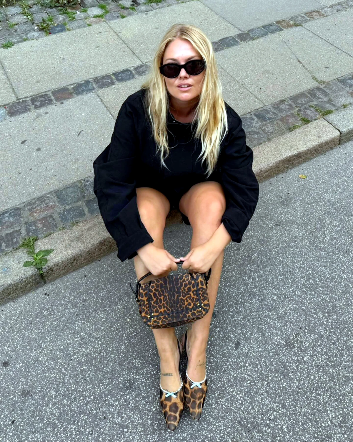 look mode scandinave tendance 2024 look noirs avec des accessoires leopard