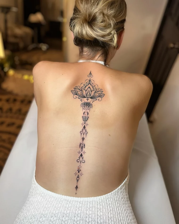 mandala tatouage colonne vertebrale femme dessin boheme peau