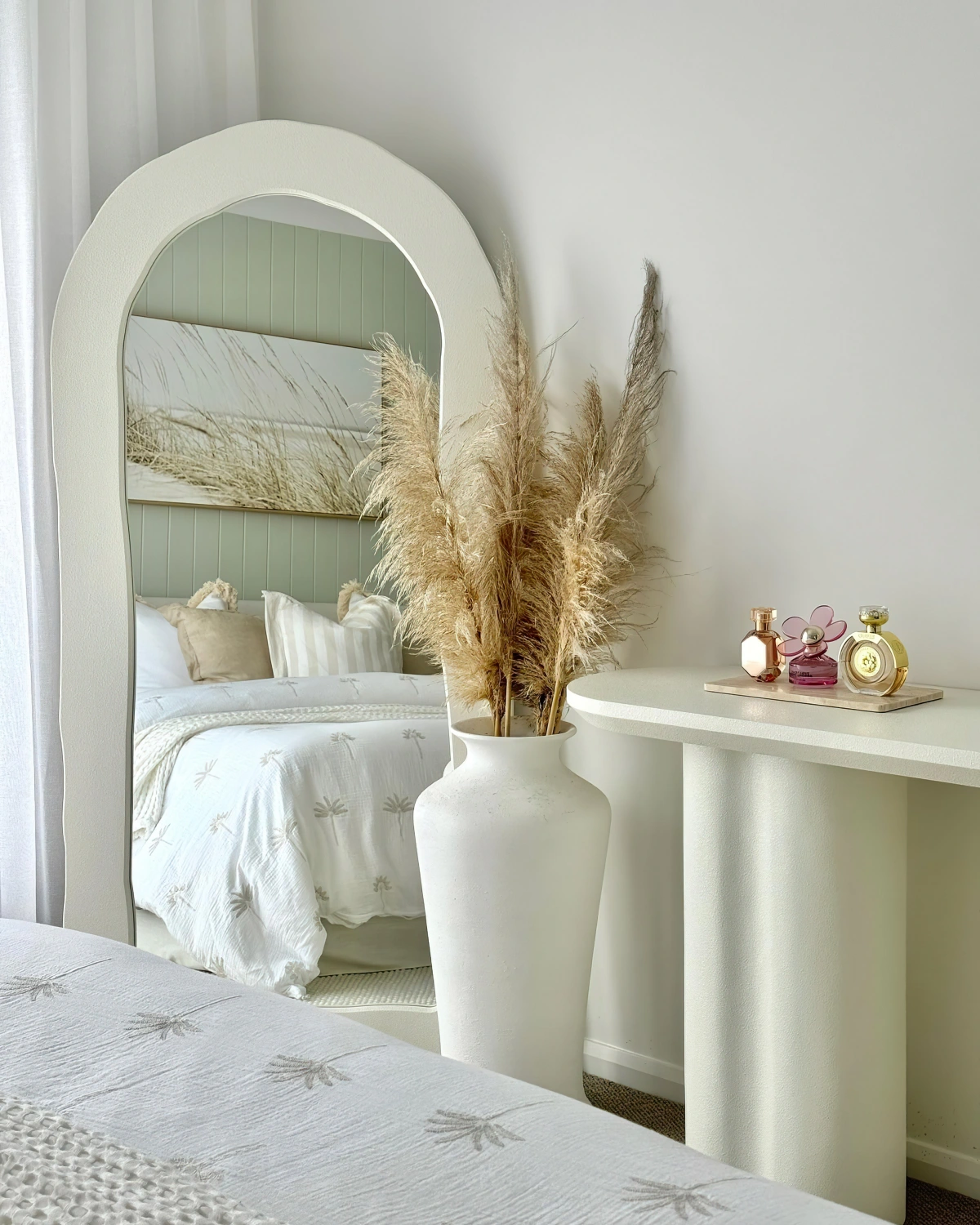 miroir dans une chambre rideaux blancs vase blanc pampas herbe