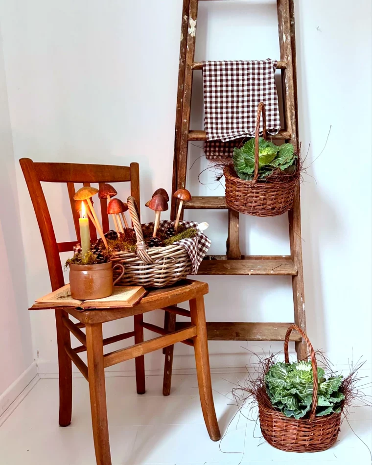 mise en scence pour une deco d automne avec une chaise bougie et des panniers