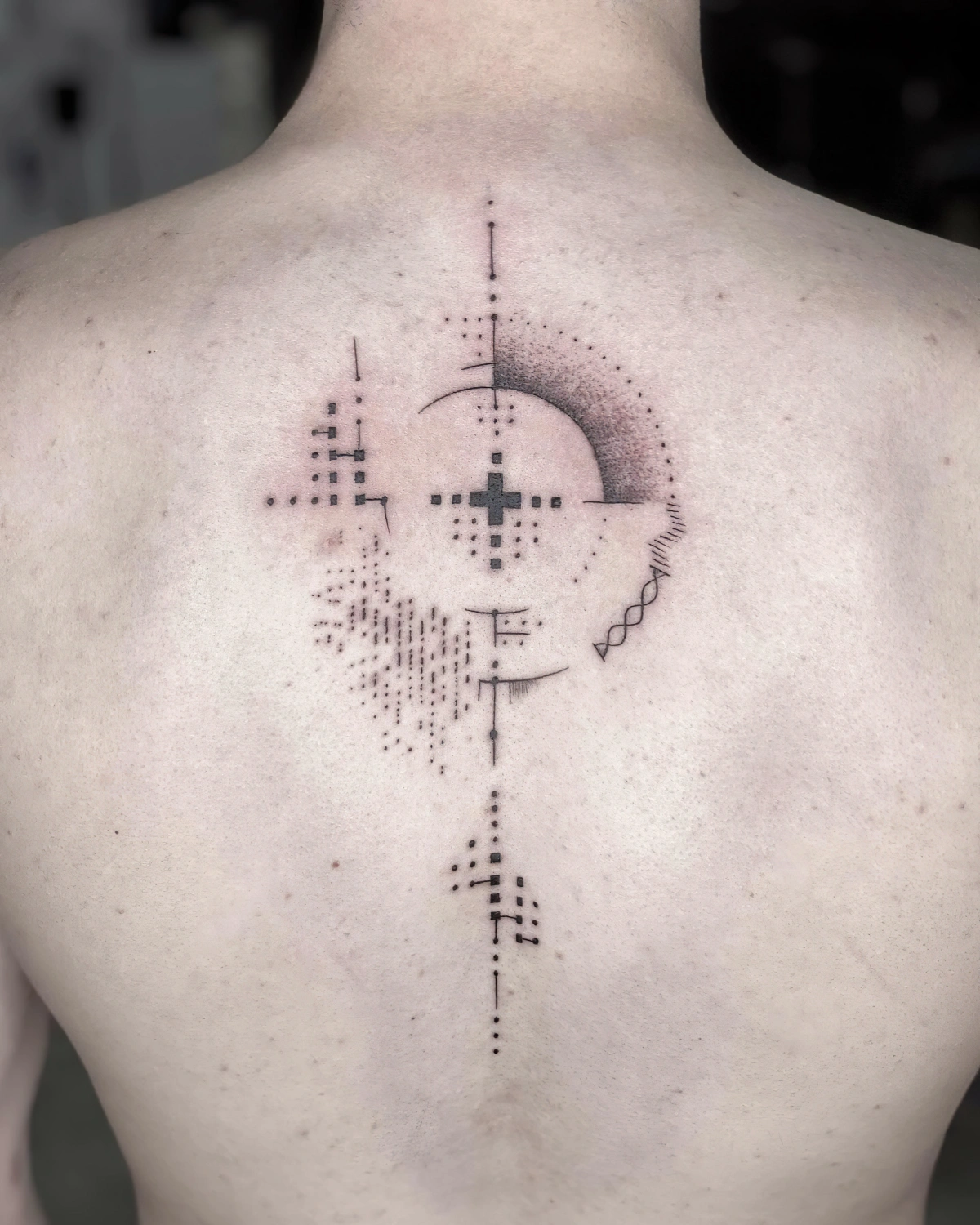 motifs geometriques lignes tatouage colonne vertebrale homme