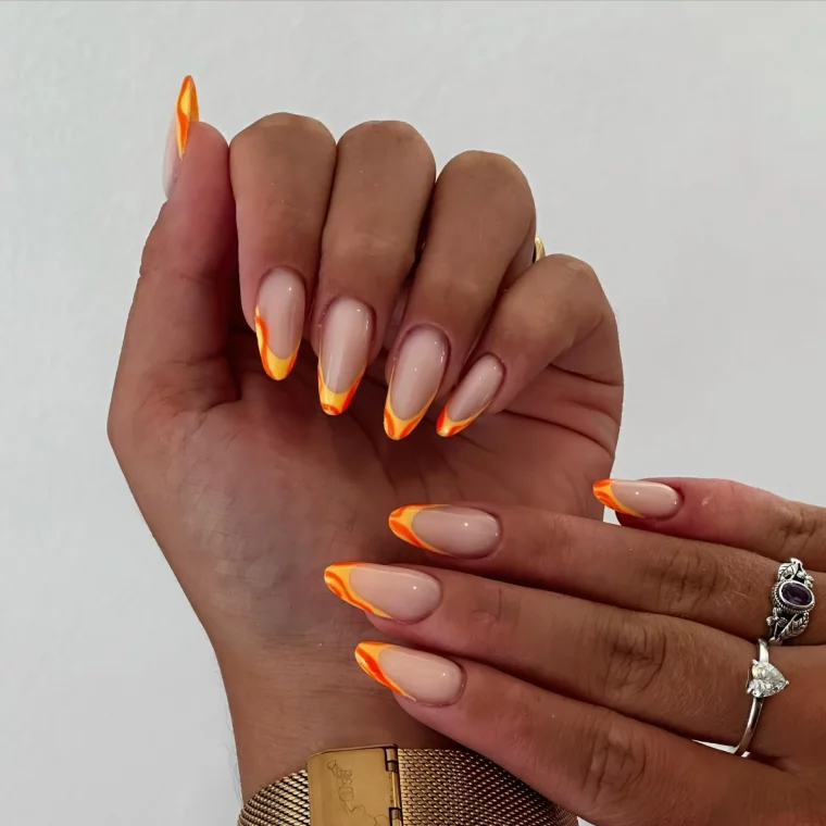 nail art orange et jaune pointes base vernis milky white