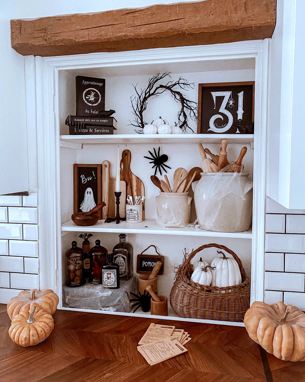 objets de deco pour l automne etagere blanche