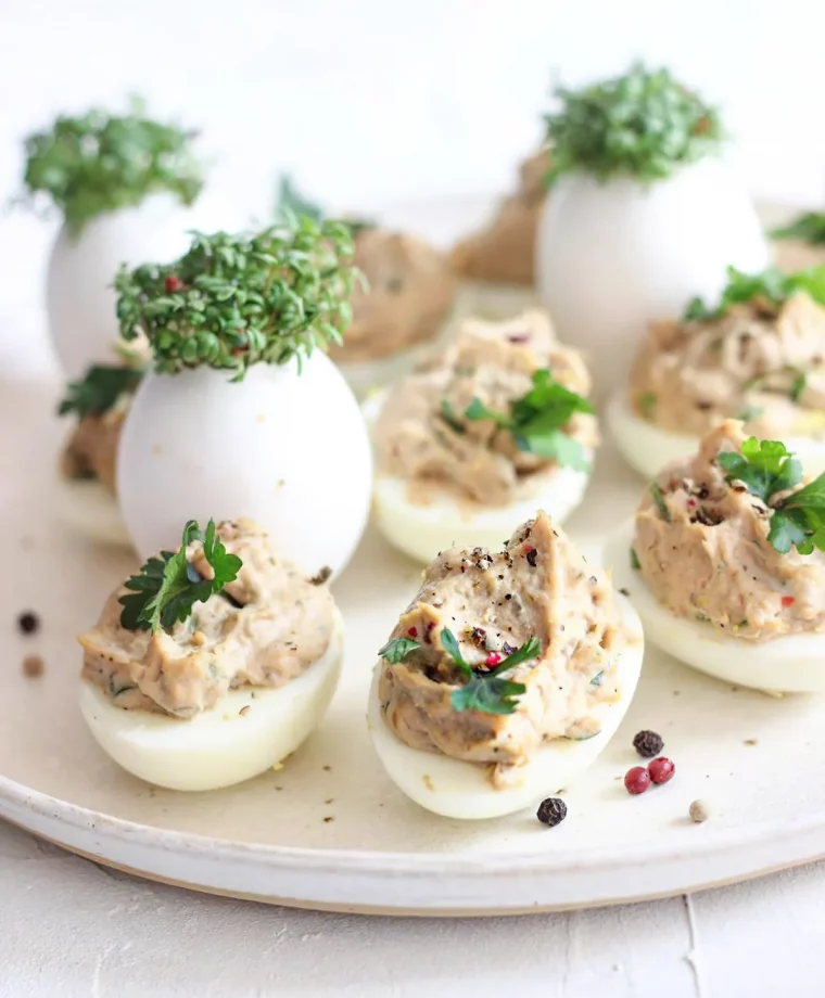 oeufs bouillis farcis de trempette au fromage et persil