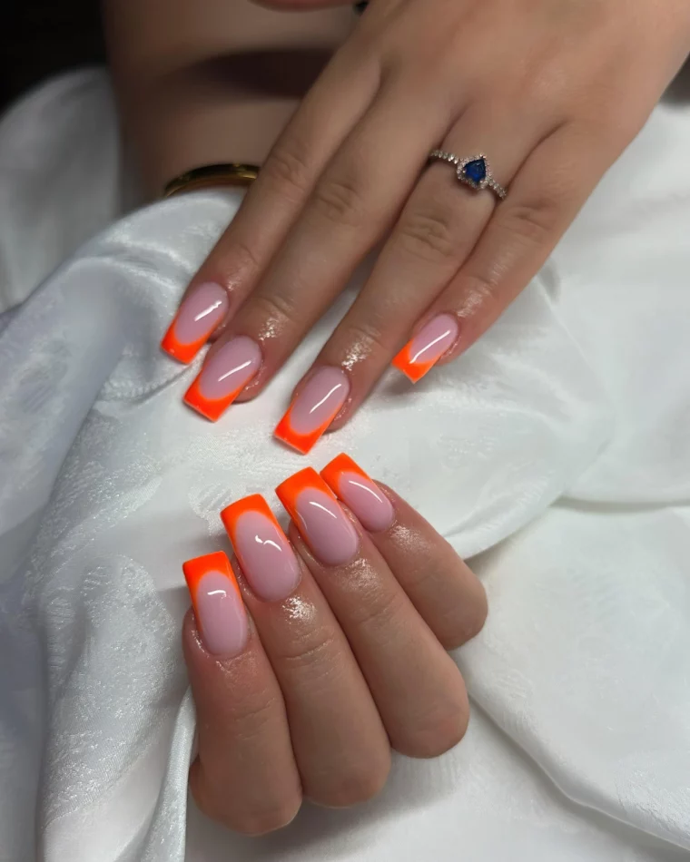 ongles fluo vernis orange neon base rose laiteux