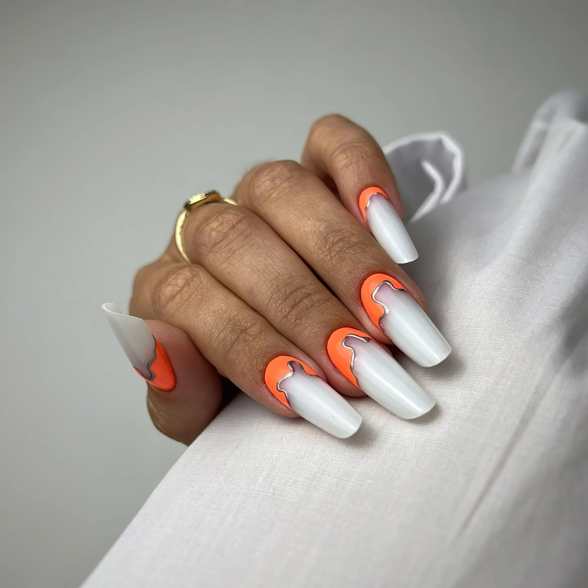 ongles orange et blanc french inverse trait courbe argente