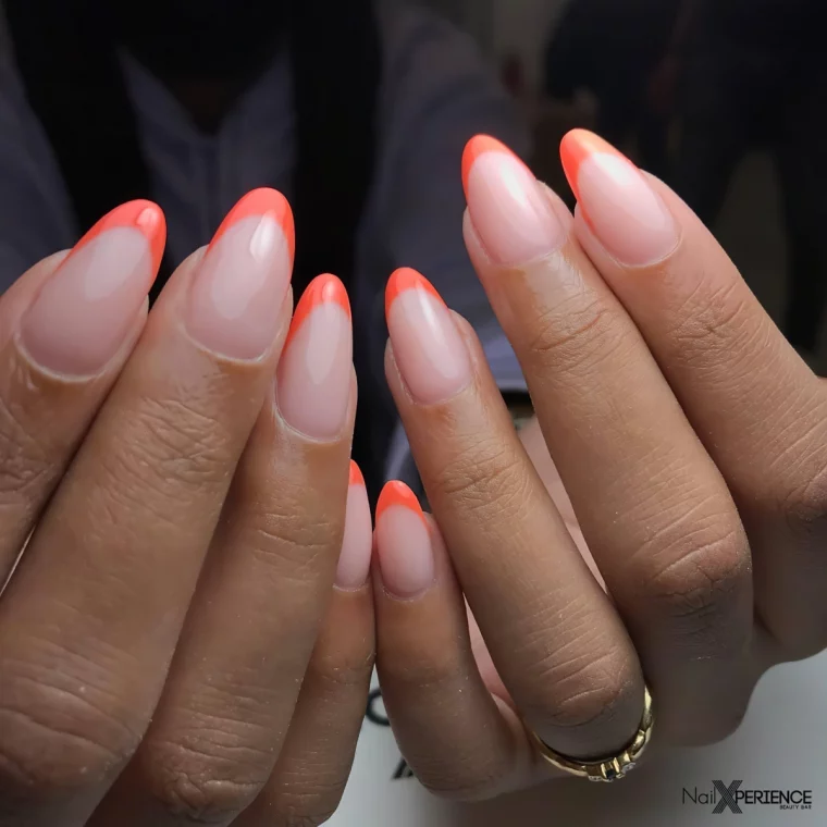 ongles oranges fluo pointes forme amande base rose laiteux