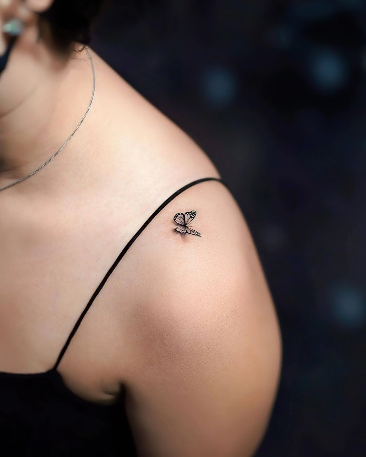 original petit tatouage femme dessin papillon 3d ailes