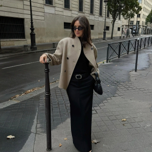 outfit jupe longue noire ceinture manteau court gris beige