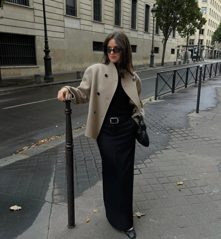 outfit jupe longue noire ceinture manteau court gris beige