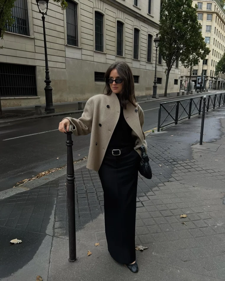 outfit jupe longue noire ceinture manteau court gris beige