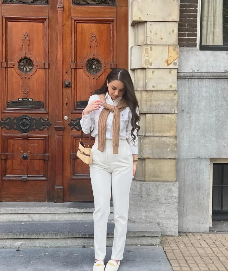 pantalon et chemise blancs pull sur les epaules sac a main mocassins