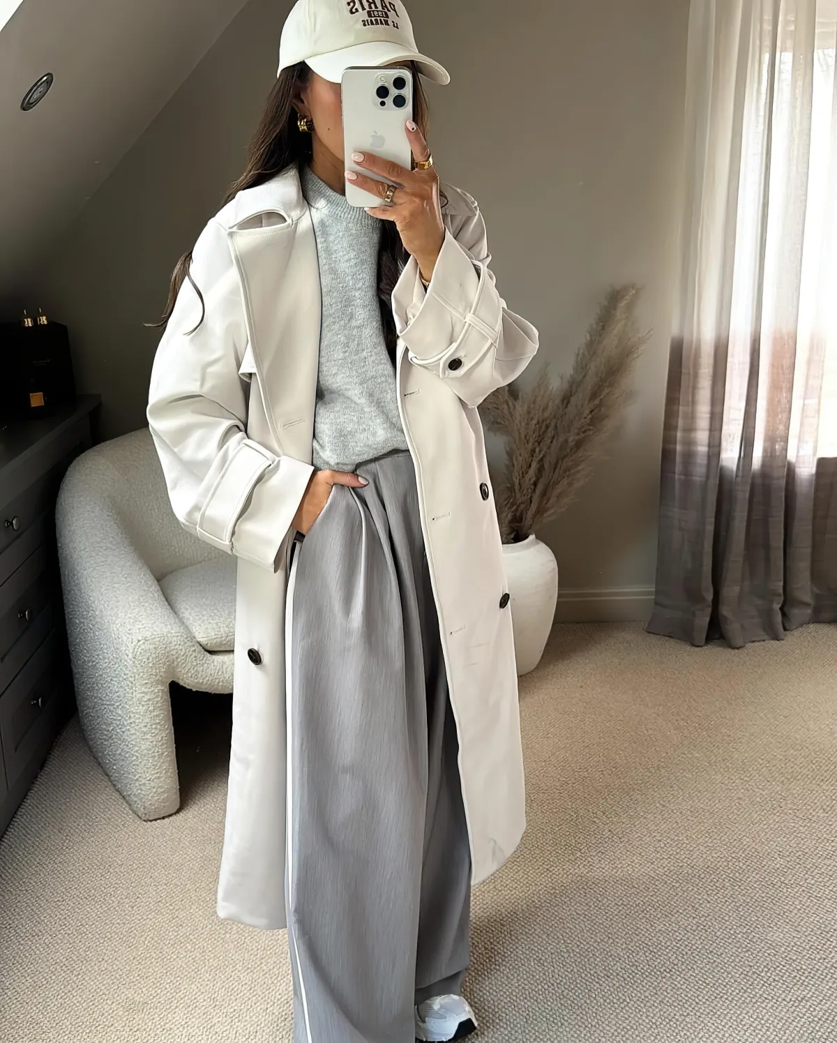 pantalon large gris clair top rentre trench blanc chapeau a bord