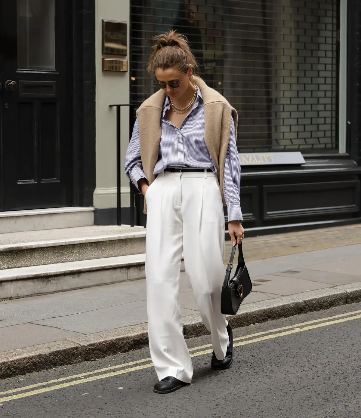 pantalon tailleur blanc ceinture chemise oversize en bleu et blanc pull sur les epaules