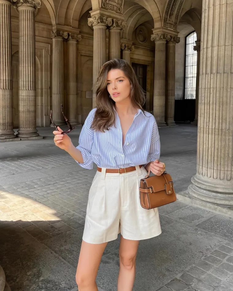 pantalon tailleur coourt ceinture et sac a main camel chemise