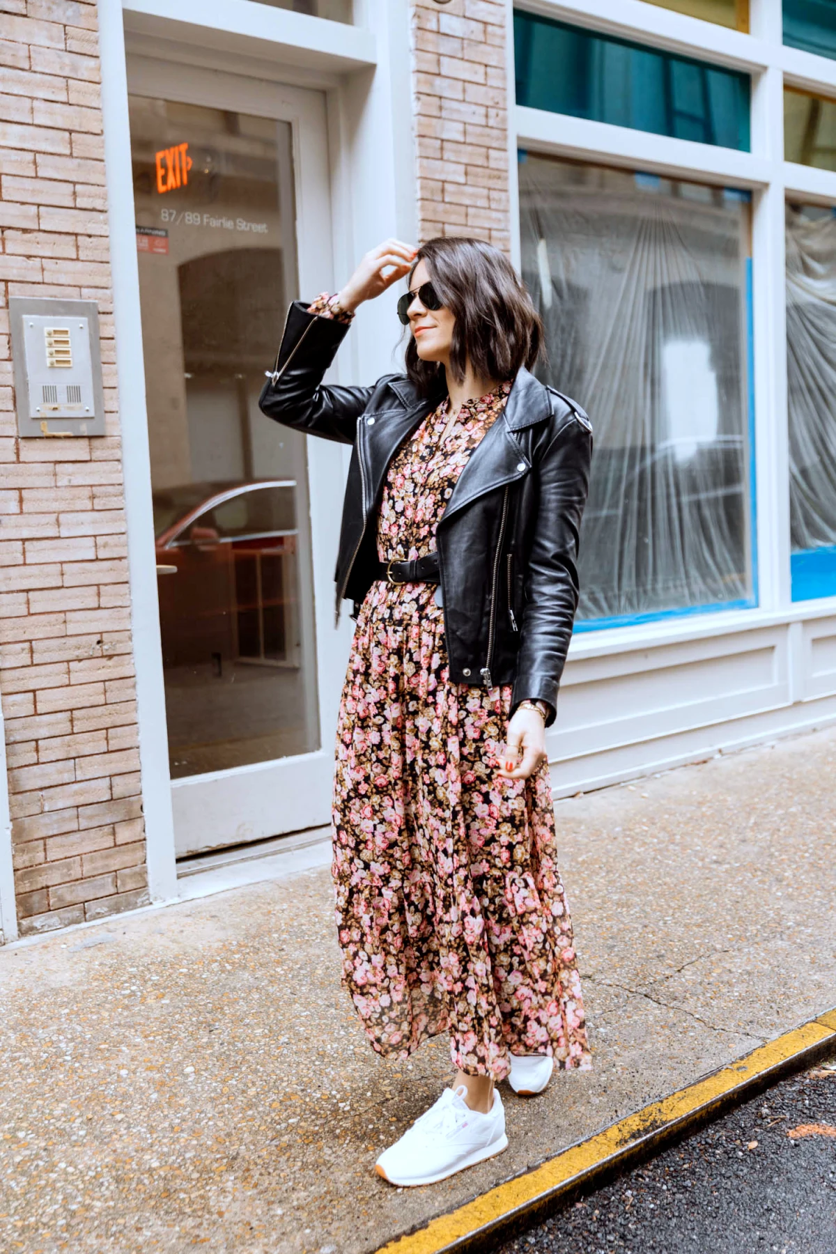 perfecto noir avec une robe longue fleurie et baskets blanches