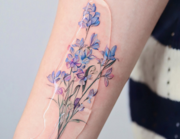 pied d alouette tatouage colore feuilles fleurs bleus violettes