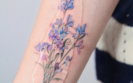 pied d alouette tatouage colore feuilles fleurs bleus violettes