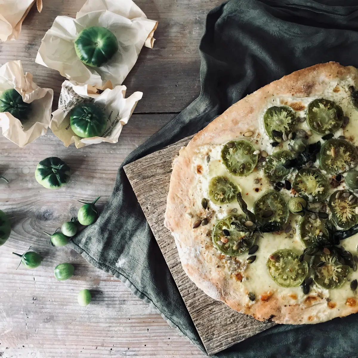 pizza fait maison fromage tomates vertes sur planche a decouper en bois