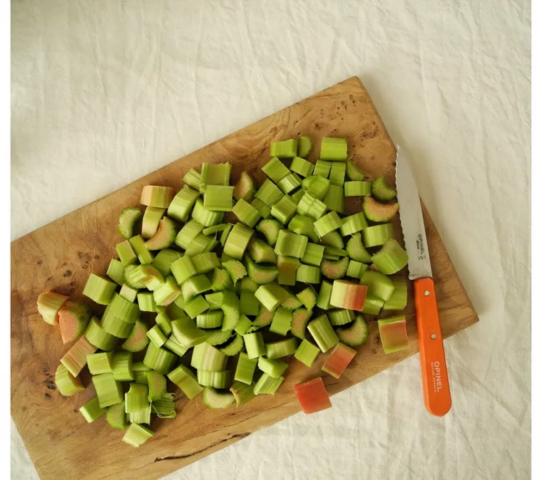 planche a decouper en bois branche de rhubarbe coupee