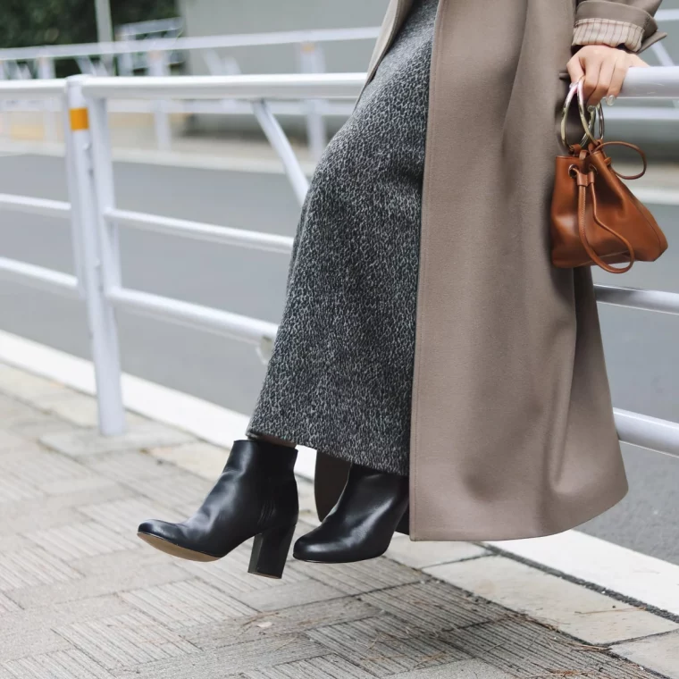 quel manteau avec une jupe longue bottines cuir noir talons