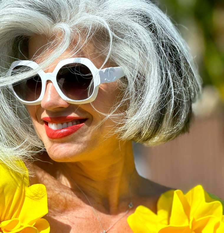 quelle coupe pour une femme de 60 ans cheveux gris lunettes blanches top jaune